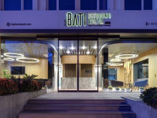 slasharchitects-bati-dental-policlinic-03-entrance-lobby